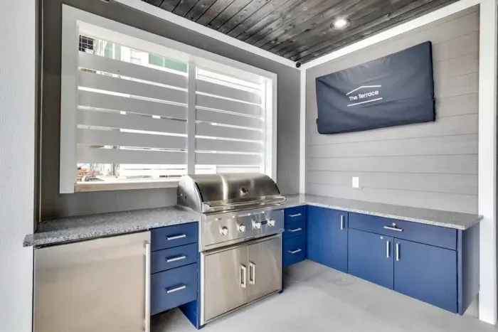 Fire up the grill in this stylish outdoor kitchen, perfect for barbecues and entertaining!