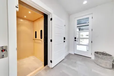 An in-home elevator? Yes, please. Perfect for multigenerational families, guests with mobility needs, or anyone who loves easy living. Small detail, big impact!