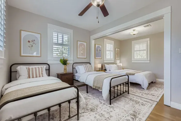 Twin bedroom – perfect for kids or friends.