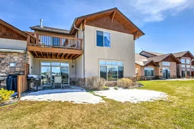 Relaxing backyard with a charming patio, perfect for enjoying quiet mornings and evenings.