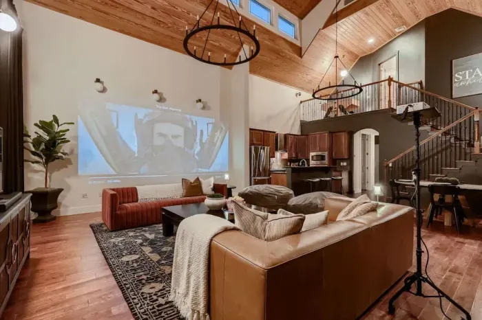 Inviting living space with warm lighting and thoughtfully chosen accents.