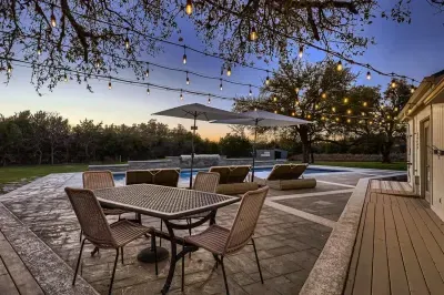 This poolside setup is available - just let us know if/when you want to use it!