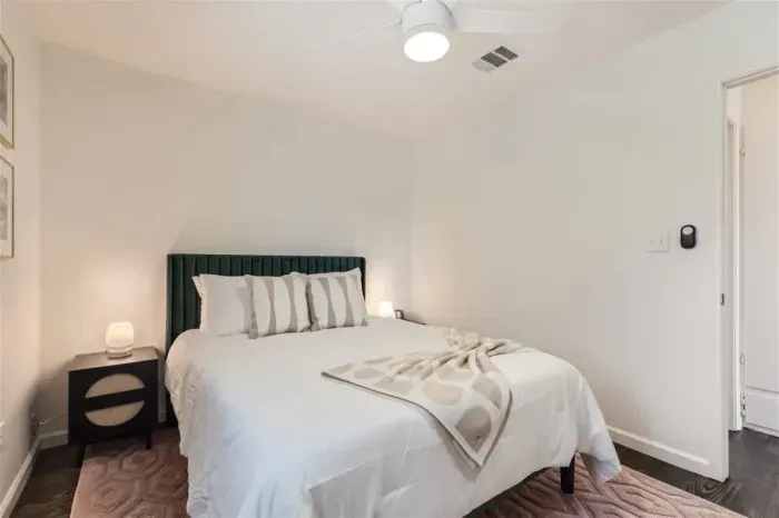 Cozy and inviting bedroom featuring a comfortable mattress and stylish decor.