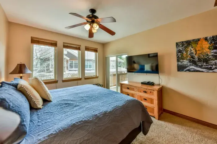 Bright and cheerful bedroom with a large bed and plenty of natural light.