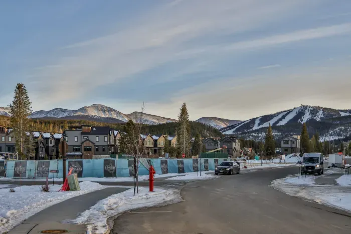 Easy access to the property with ski slopes and mountain views nearby.