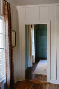 Entry steps with decorative railing.