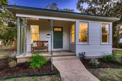 Exterior on a huge quiet lot close to the historic Georgetown Square and Southwestern university!