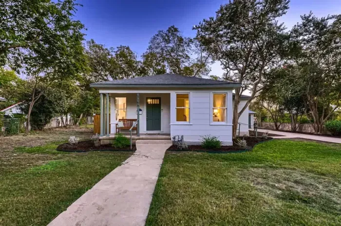 Exterior on a huge quiet lot close to the historic Georgetown Square and Southwestern university!