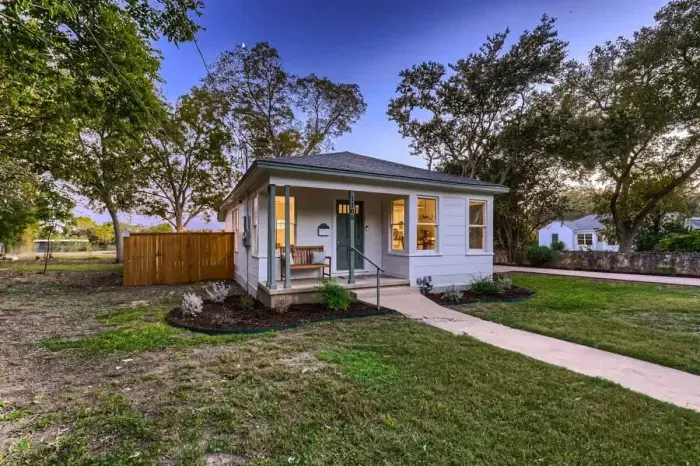 Exterior on a huge quiet lot close to the historic Georgetown Square and Southwestern university!