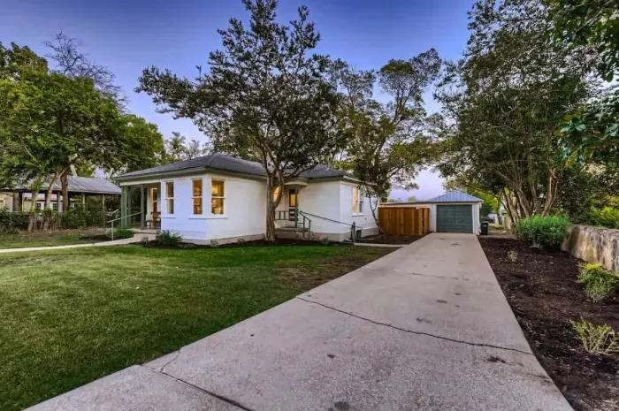 Convenient driveway with space for up to 3 vehicles, ensuring ample parking for you and your guests. Easy access and plenty of room for a hassle-free stay.