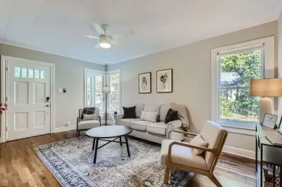 Inviting living space with warm lighting and thoughtfully chosen accents.