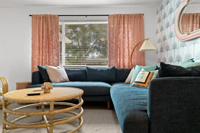 Charmig living room with a neutral palette and pops of color for a stylish retreat.