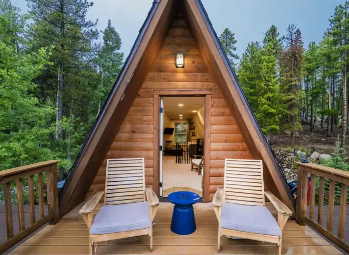 5. Unwind on the upper balcony, where breathtaking forest views meet vibrant sunsets. Sip your favorite drink as you soak in the natural beauty and serenity, making every moment unforgettable in this peaceful retreat.