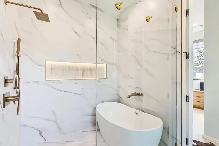 Clean and crisp bathroom with contemporary finishes and an inviting atmosphere.