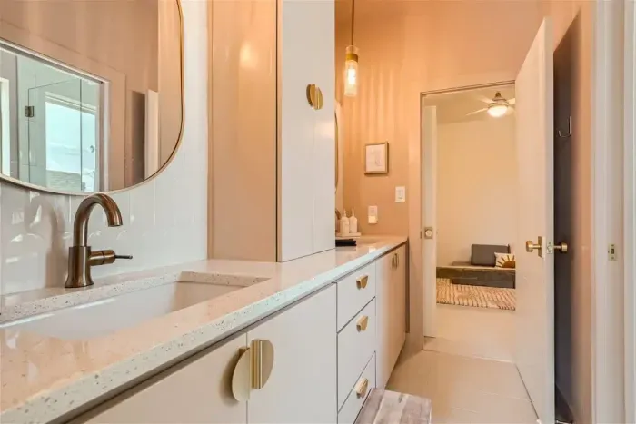 Jack and Jill bath between bedroom 3/workspace and bedroom 4