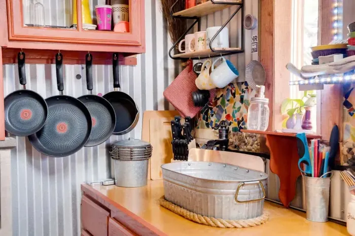 The kitchen has everything you need to make a nice meal!