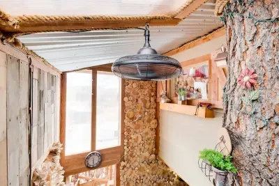 Ceiling fan keeps air nicely circulated.