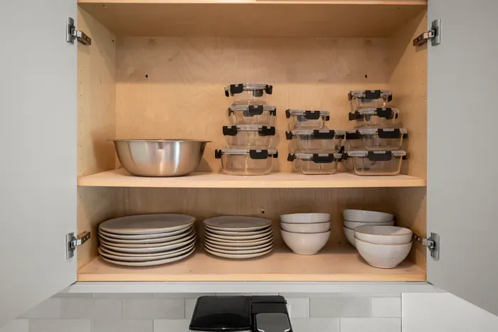 A complete set of plates and bowls is provided, making it easy to enjoy meals together during your stay.