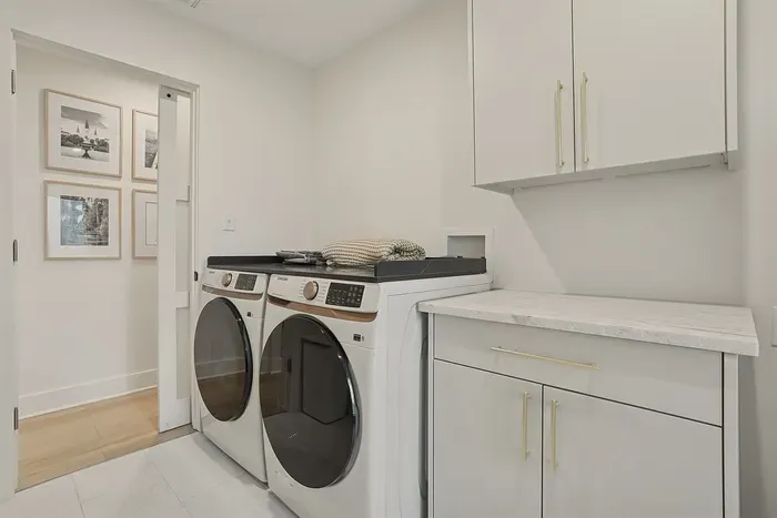 Fresh towels, clean clothes, stress-free travel 🧺 Everything you need for a comfortable extended stay.