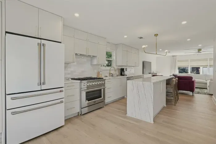 From morning coffee at the island to late-night conversations, this stylish kitchen was made for memorable stays ☀️