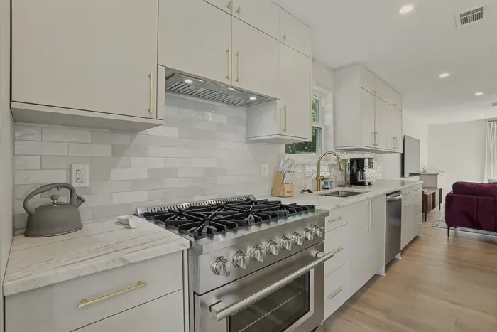 Chef’s kitchen goals. Bright, spacious, and fully stocked for everything from quick breakfasts to family dinners.