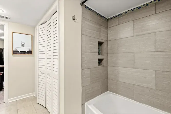 Large bathroom with washer/dryer in unit!