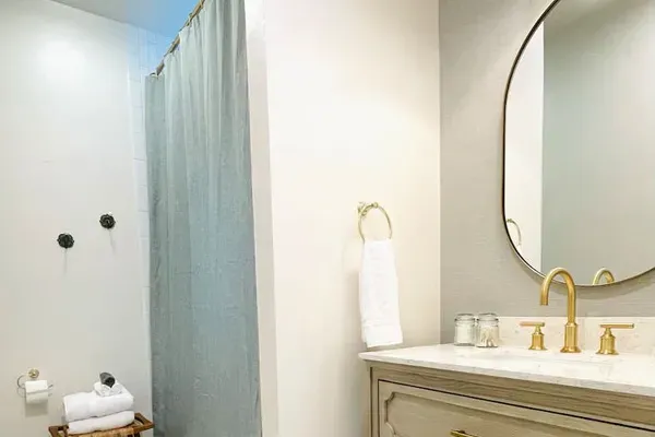 Private ensuite master bathroom.