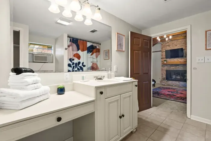 Indulge in a rejuvenating experience in the impeccably clean bathroom of this home, where fresh towels eagerly await your stay, ensuring a comforting and refreshing retreat during your time here.