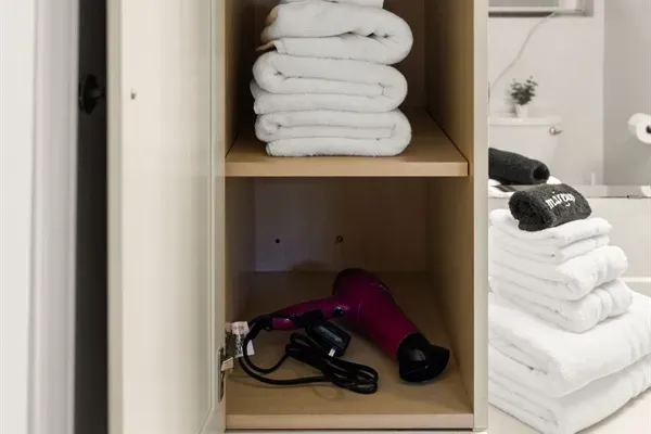 Relax and rejuvenate in a home boasting a spotlessly clean bathroom, where the promise of fresh towels awaits your stay, ensuring a refreshing and comfortable experience.