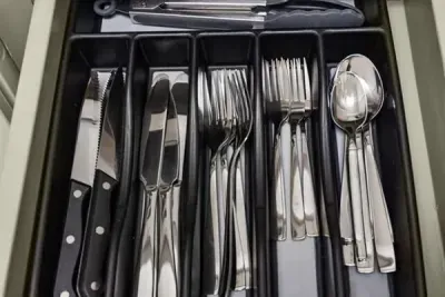 Full sets of silverware.