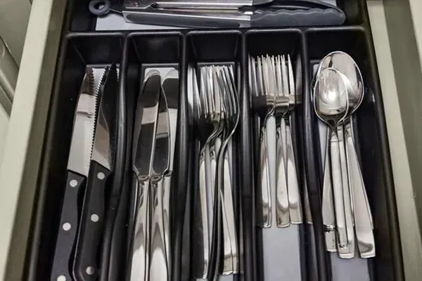 Full sets of silverware.