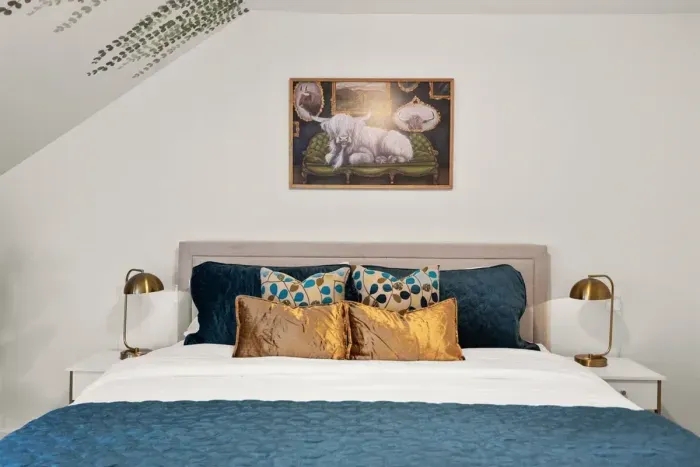 Guest bedroom (upstairs)