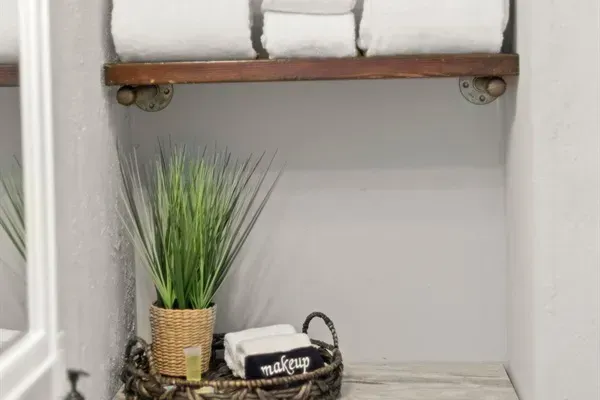 Hotel style towels with soap, shampoo and conditioner included in all bathrooms