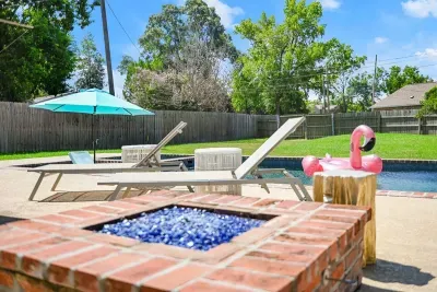 Cozy evenings await: Enjoy the fire pit beside the pool for a perfect ambiance