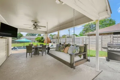 Enjoy this cozy twin size swing while watching a sports game or hanging out in the pool.