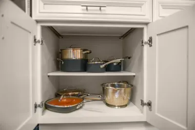 Ready for gourmet meals: Pots and pans are perfectly organized for your cooking adventures