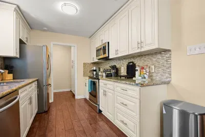 Stunning open layout: Enjoy a breathtaking view of our spacious, modern kitchen