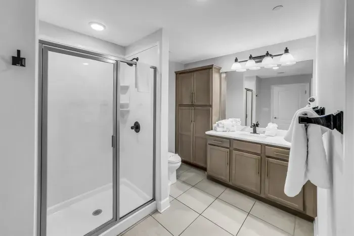 Full bathroom for guest to use.