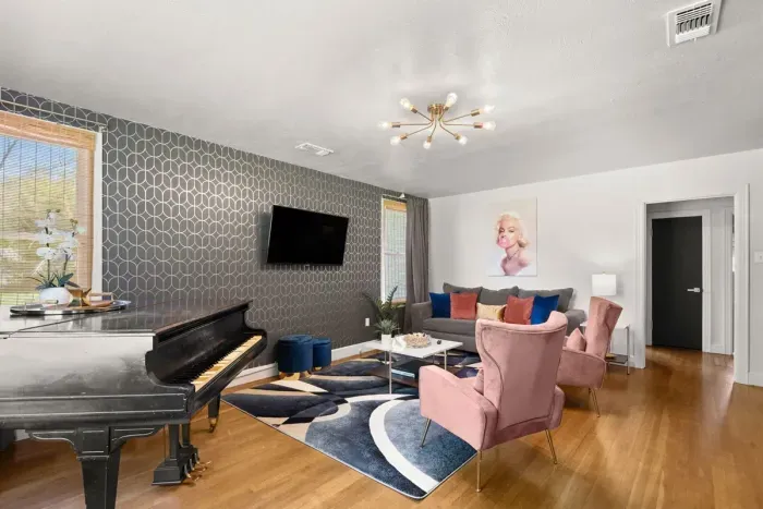 Immerse yourself in the vibrant charm of this living room adorned with colorful pillows, where every corner invites you to relax!