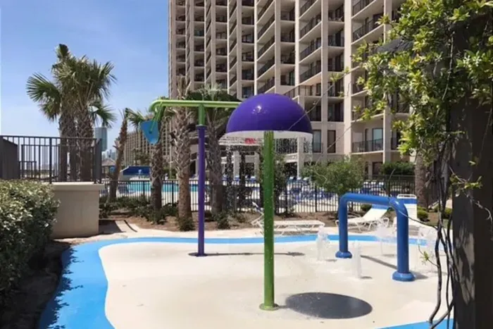 Watch up kidddos enjoy the spalshpad from the balcony!play in the splash pad.