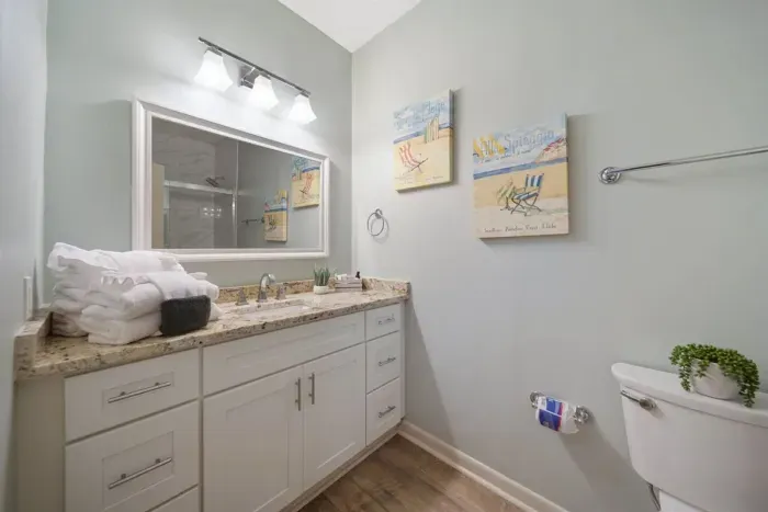 Adjoining bathroom to the bunkbed room.