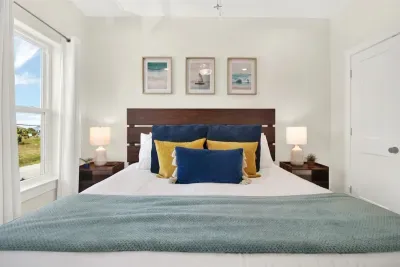 The natural light coming into this room makes it feel so spacious and wonderful.