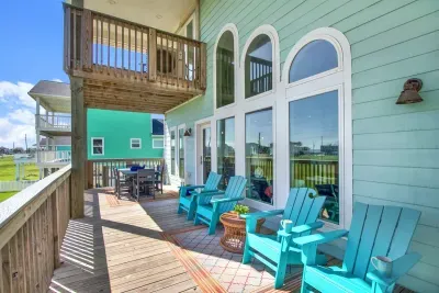 HUGE outdoor patio for guest to hangout and soak in the amazing views.