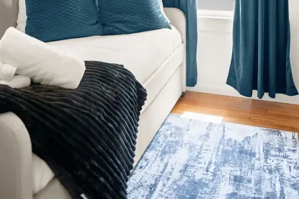 Charming Retreat: Enjoy bright light and stylish decor in this inviting room! Perfect for relaxation.