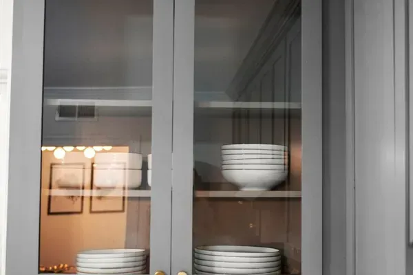 Stylish Kitchen: Modern cabinetry and retro vibes await your culinary adventures!