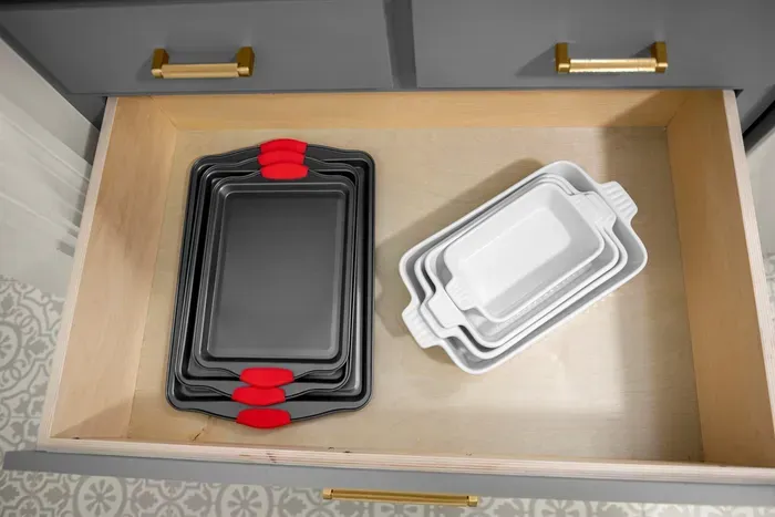 Kitchen Details: Plenty of baking pans ready for your Louisiana cooking adventures!