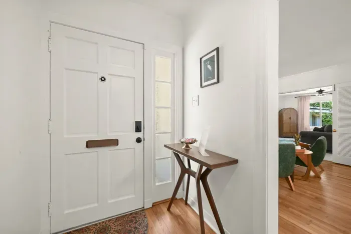 Entryway: Bright and inviting space, perfect for welcoming you to your Baton Rouge getaway!