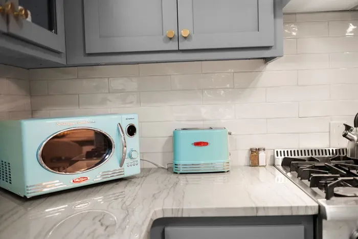 Kitchen Bliss: Retro appliances meet modern elegance in this stylish chef's haven!