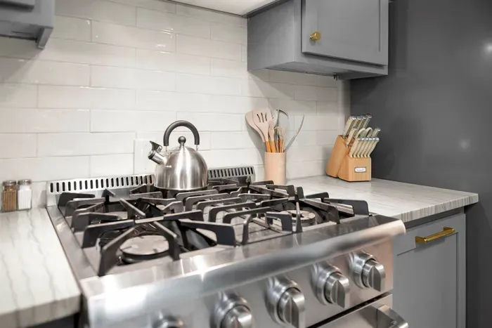 Gourmet Kitchen: Cook up a feast with top-notch appliances and stylish décor! Perfect for foodies!