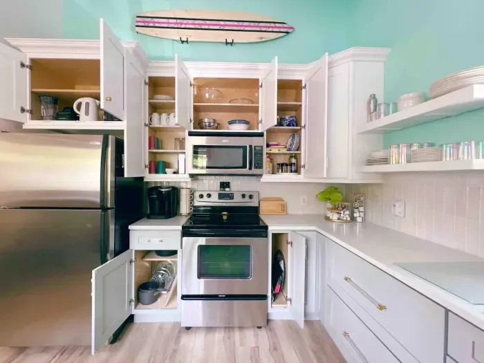 Fully-stocked kitchen! Fridge, Dishwasher, oven, Microwave, Keurig Duo w/K-cup&Pot/French Press/Crockpot/Blender
Pots/pans/Utensils/Cups/Mugs
Starter amounts provided:
K-cups, Ground Coffee,Creamer,Tea,Dish soap,Trash Bags, Dish Pods
Dish towels